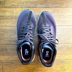 On Cloud Cloudflow running shoes.